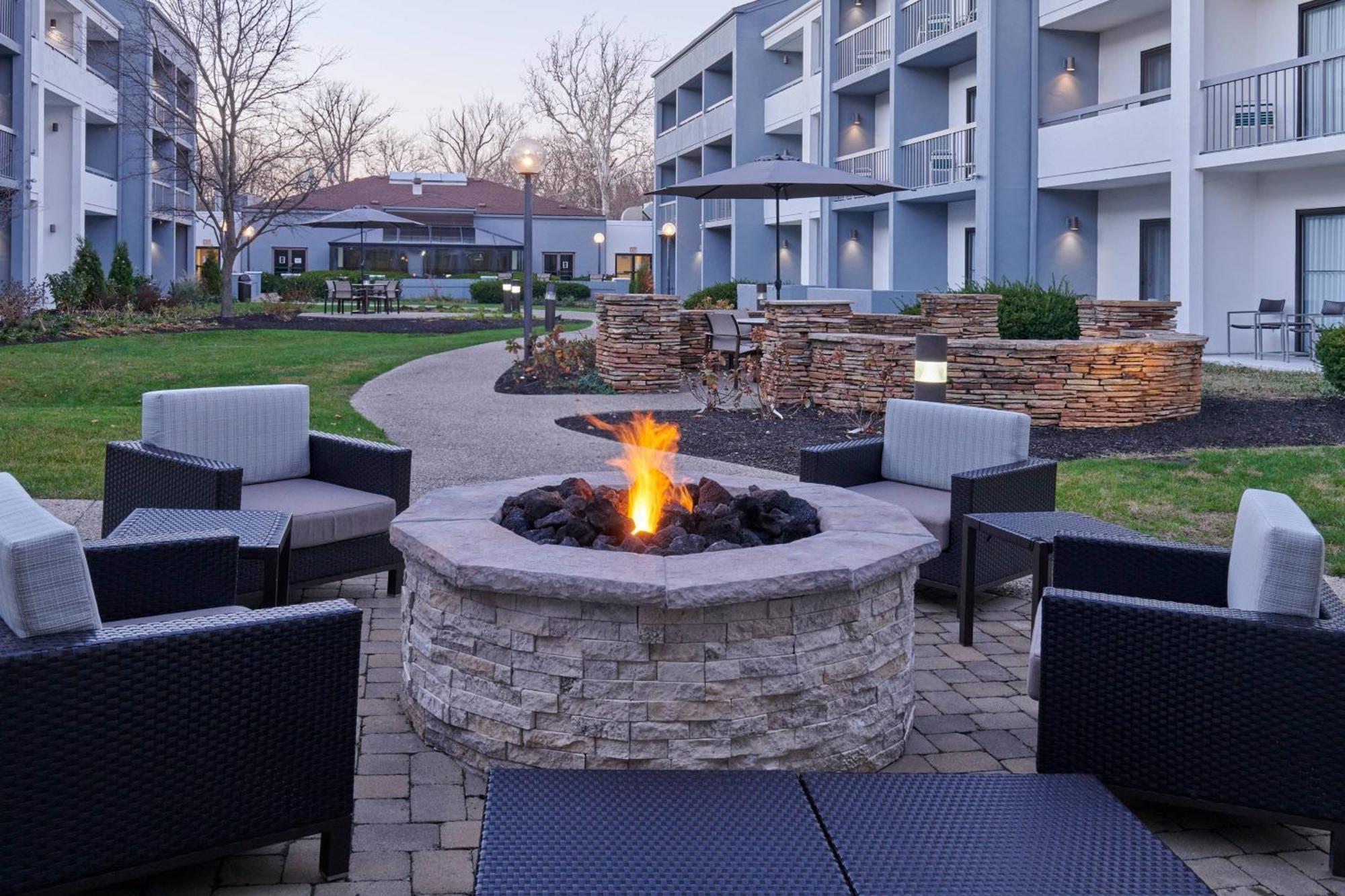 Courtyard By Marriott Indianapolis Castleton Hotell Exteriör bild