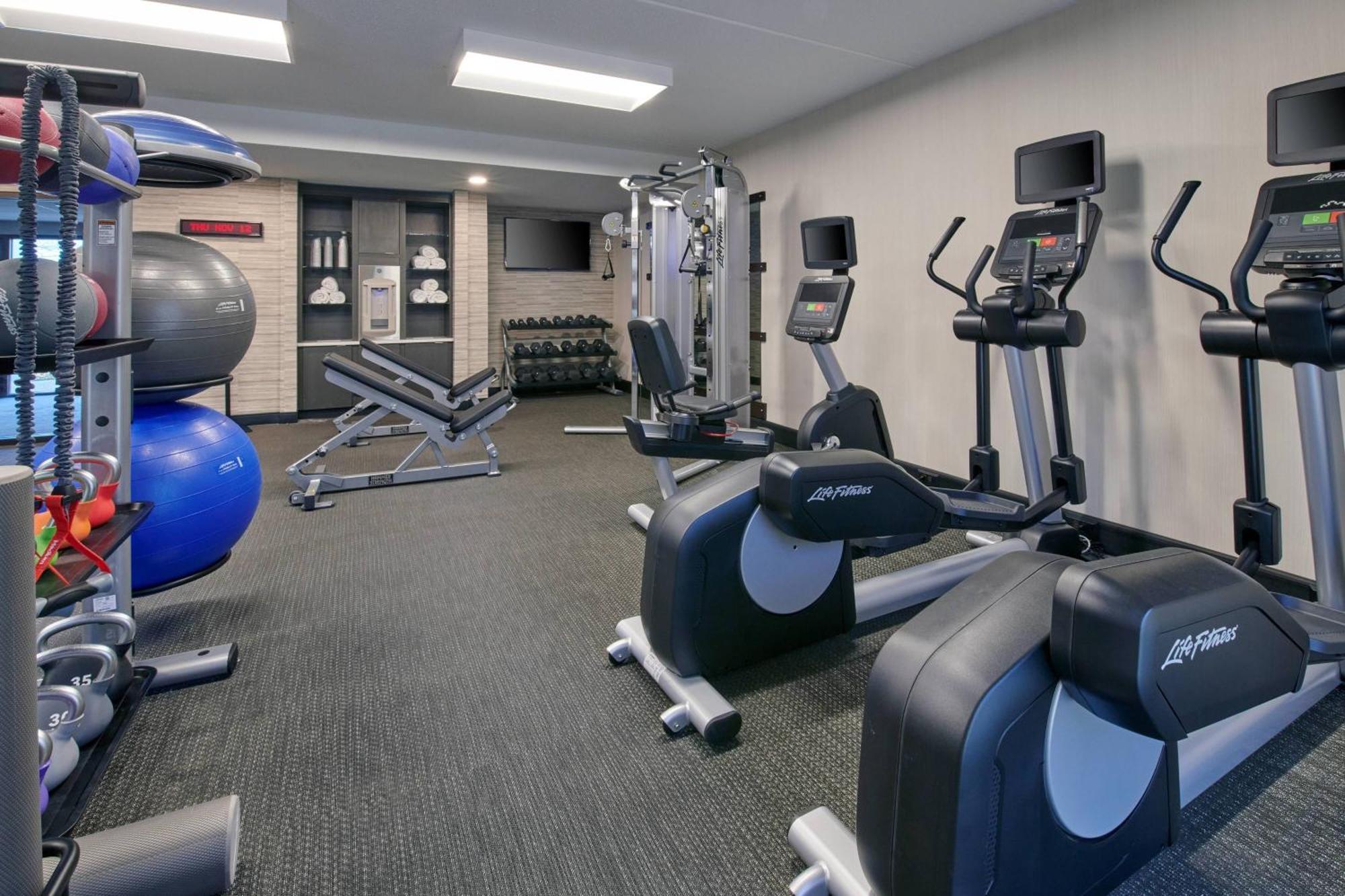 Courtyard By Marriott Indianapolis Castleton Hotell Exteriör bild