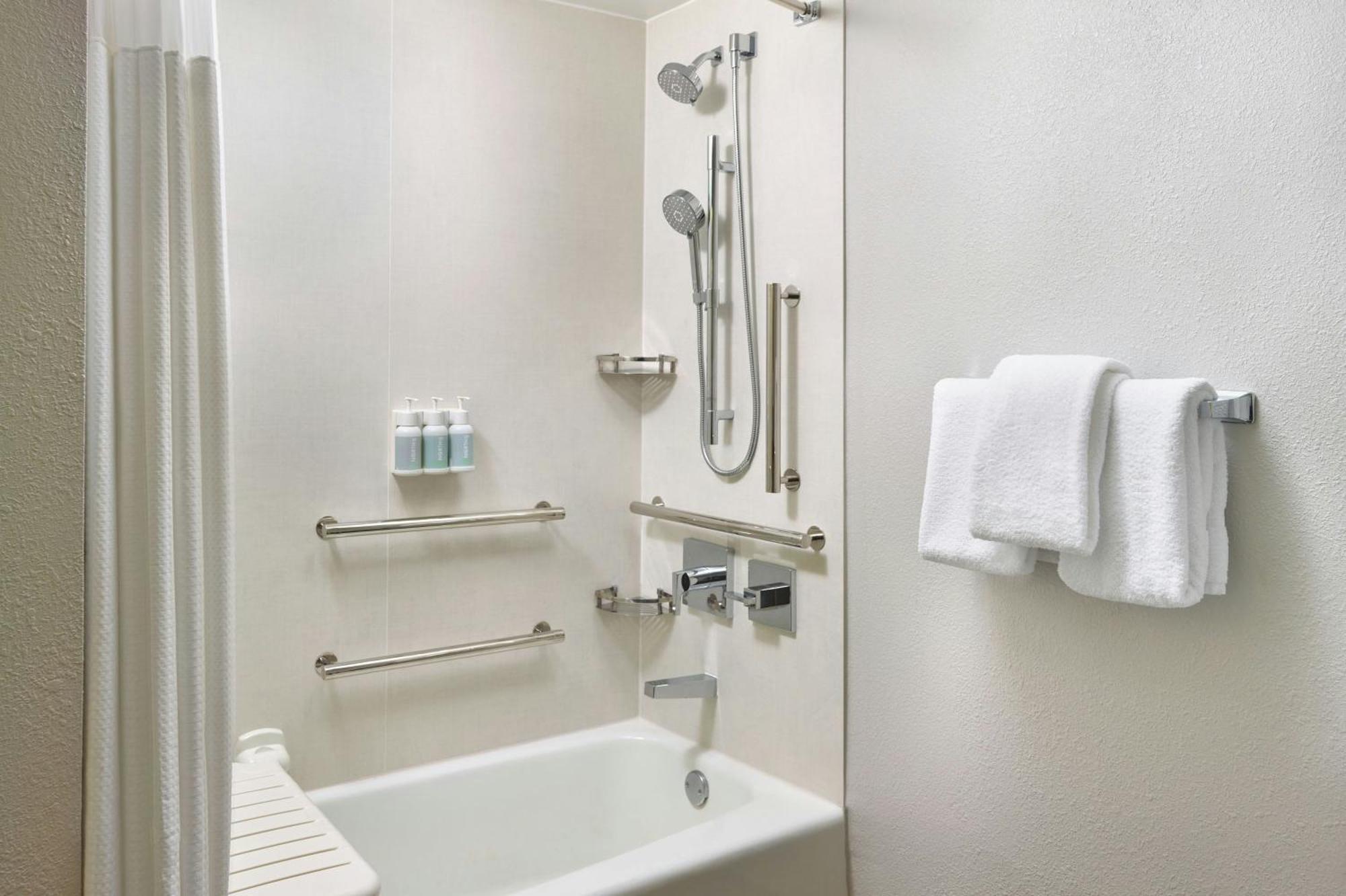 Courtyard By Marriott Indianapolis Castleton Hotell Exteriör bild