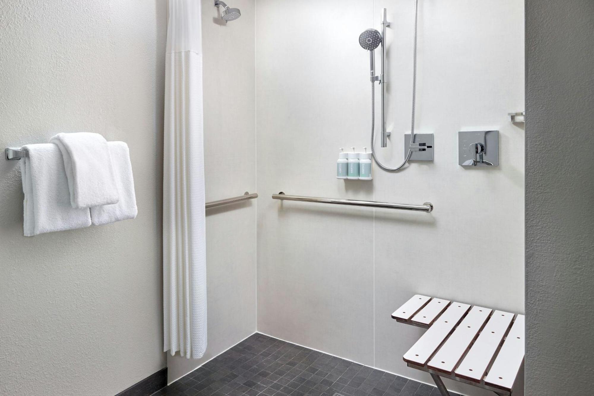 Courtyard By Marriott Indianapolis Castleton Hotell Exteriör bild